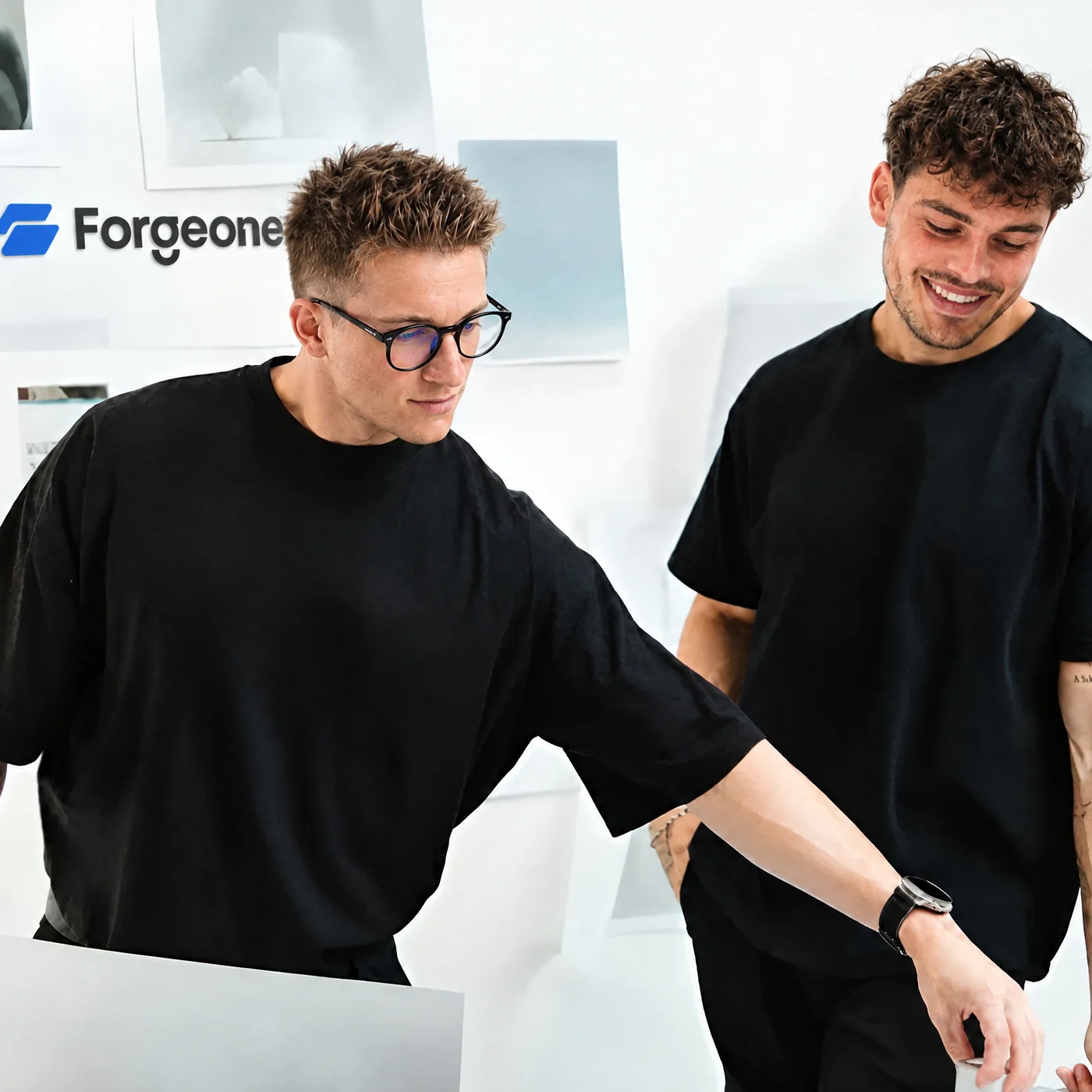 Deux membres de l'équipe ForgeOne à l'atelier